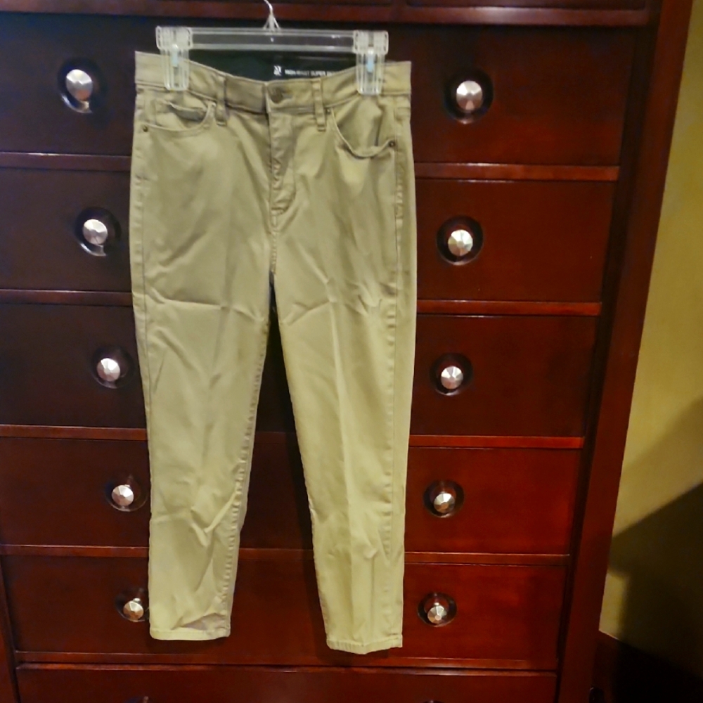 New York and Co. Khaki Capri Pants